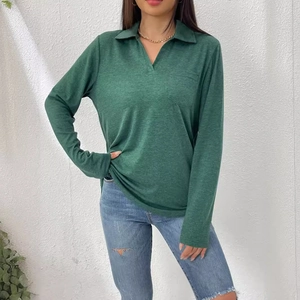 Polo femme vert foncé à manches longues avec col à revers et poche au style décontracté