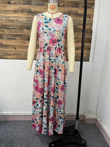 Détail de l'imprimé floral coloré et design sans manches à col rond sur la robe longue