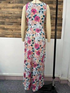Vue arrière d'une robe longue sans manches à taille haute avec imprimé floral coloré