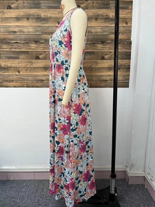 Vue latérale détaillée d'une robe longue fleurie sans manches à taille haute