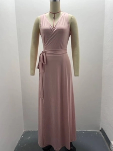 Détail d'une robe cache-cœur rose clair avec décolleté en V sans manches et taille nouée