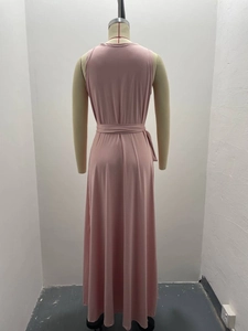 Vue arrière détaillée d'une robe longue rose clair avec une ceinture assortie à nouer