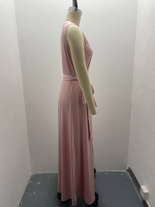 Détail de la robe longue rose sans manches avec ceinture nouée et maille douce