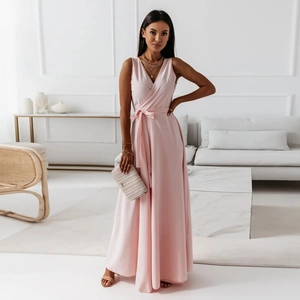 Détail d'une élégante robe longue croisée en satin rose avec col en V et nœud à la taille