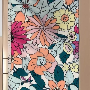 Robe sans manches à imprimé floral avec fleurs colorées dessinées à la main et feuilles