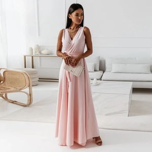 Robe longue élégante rose pâle sans manches avec col en V et ceinture en satin