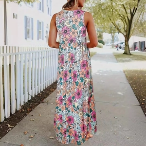 Vue arrière d'une robe longue d'été sans manches à imprimé floral sur une rue extérieure