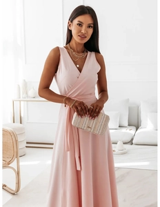Détail d'une robe cache-cœur rose sans manches avec col en V et ceinture nouée