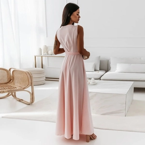 Détail d'une élégante robe longue rose pâle sans manches avec ceinture et tombé fluide
