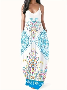 Détail d'une robe maxi blanche bohème avec imprimés paisley et décolleté en V chic