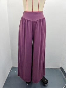 Détail de pantalon large violet à taille haute en V avec plis fluides et coupe décontractée