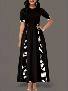 Détail de la robe longue taille haute avec imprimé à l'encre contrasté sur l'ourlet et manches