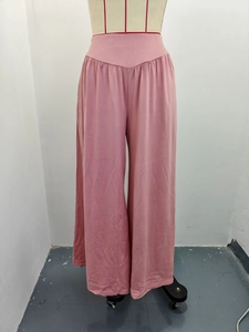 Détail du pantalon de danse rose à taille haute montrant les plis et le drapé fluide