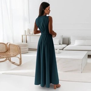Détail de robe longue sans manches vert foncé avec taille cintrée et vue sur le dos