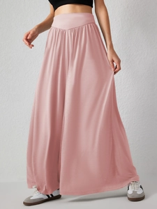 Détails de la taille haute et du plissé sur le pantalon large couleur vieux rose
