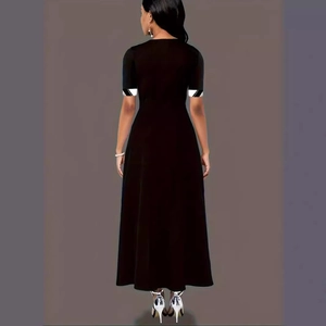 Robe longue évasée noire avec col rond et poignets rayés sur les manches courtes