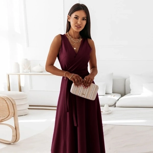 Détail de robe bordeaux sans manches avec col en V, taille nouée et jupe mi-longue chic
