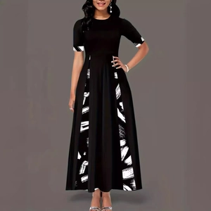 Robe longue noire évasée à manches courtes avec imprimés coups de pinceau blancs sur l'ourlet