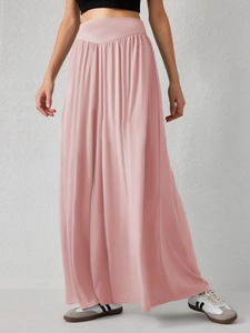 Détail du pantalon de danse taille haute avec texture plissée élégante et tissu drapé fluide