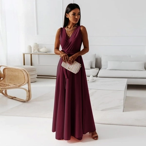 Détail d'une robe maxi bordeaux à col en V avec taille croisée et ceinture élégante