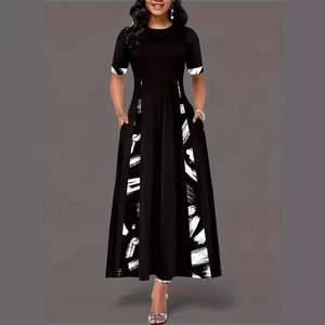 Robe midi noire élégante à manches courtes, col rond et imprimé abstrait blanc sur l'ourlet