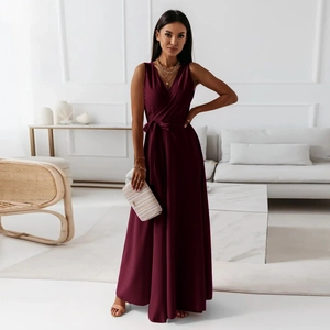 Vue complète d'une robe longue sans manches bordeaux à col en V avec taille ceinturée