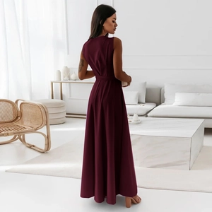 Vue arrière d'une robe maxi sans manches bordeaux avec un élégant lien à la taille