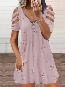 Detailed view of the pink cold-shoulder dress with zipper V-neck and silver heart print