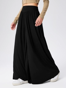 Détail du pantalon de danse large à taille haute avec un drapé fluide élégant