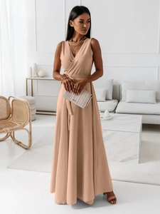Détail d'une robe longue élégante sans manches à col en V avec ceinture nouée