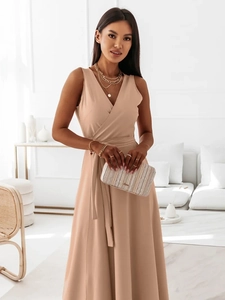 Détail d'une robe longue sans manches abricot à col en V avec ceinture assortie