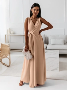 Détail d'une robe longue élégante sans manches à col en V avec nœud à la taille beige