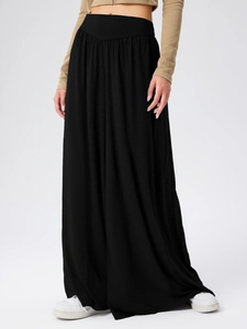 Détail de pantalon de danse ample à taille haute avec élégant drapé plissé noir
