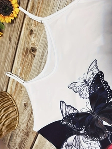 Gros plan sur l'imprimé papillon noir et blanc artistique d'une robe d'été à bretelles