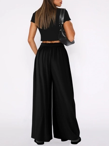 Détail du pantalon de danse noir taille haute avec drapé satiné lisse et taille élastique