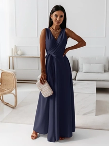Détail d'une élégante robe maxi bleu marine à col en V avec taille nouée et ceinture