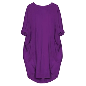 Détail de la robe t-shirt violette à manches longues avec poches latérales pratiques