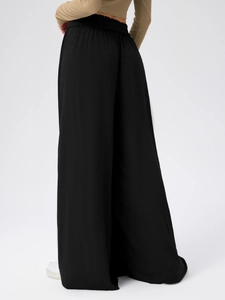 Détail du pantalon de danse large noir à taille haute élastique avec un beau tombé