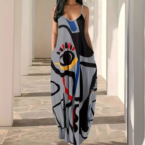 Détail de l'imprimé visage abstrait artistique et poche latérale sur cette robe longue d'été