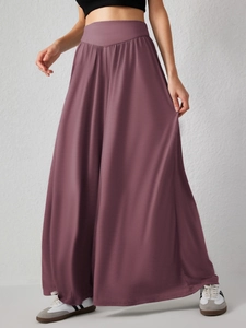 Détail du pantalon de danse large à taille haute avec un élégant drapé gris-violet