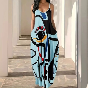 Détail de l'imprimé d'art abstrait sur une robe longue d'été avec des poches latérales