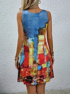 Nahaufnahme des lebhaften abstrakten Ölgemälde-Prints auf dem ärmellosen Sommerkleid