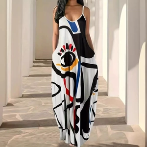 Détail de l'imprimé artistique abstrait sur une robe longue d'été avec poches