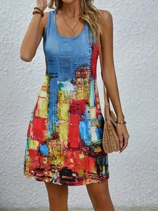 Detail eines lebhaften abstrakten Ölgemälde-Drucks auf einem ärmellosen Sommerkleid