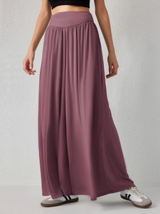 Détail de la jupe longue mauve à taille haute avec ceinture élastique et plis