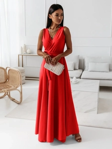 Gros plan d'une élégante robe portefeuille rouge sans manches avec col en V et satin