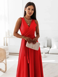 Détail de la robe cache-cœur rouge sans manches à col en V avec ceinture et tissu drapé