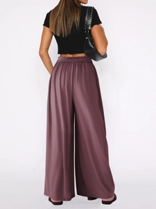 Vue arrière détaillée du pantalon large en satin magenta foncé à taille haute