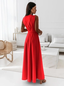 Vue détaillée du dos d'une robe longue rouge sans manches avec ceinture à la taille