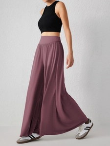 Vue latérale d'un pantalon de danse ample à taille haute avec un drapé fluide mauve